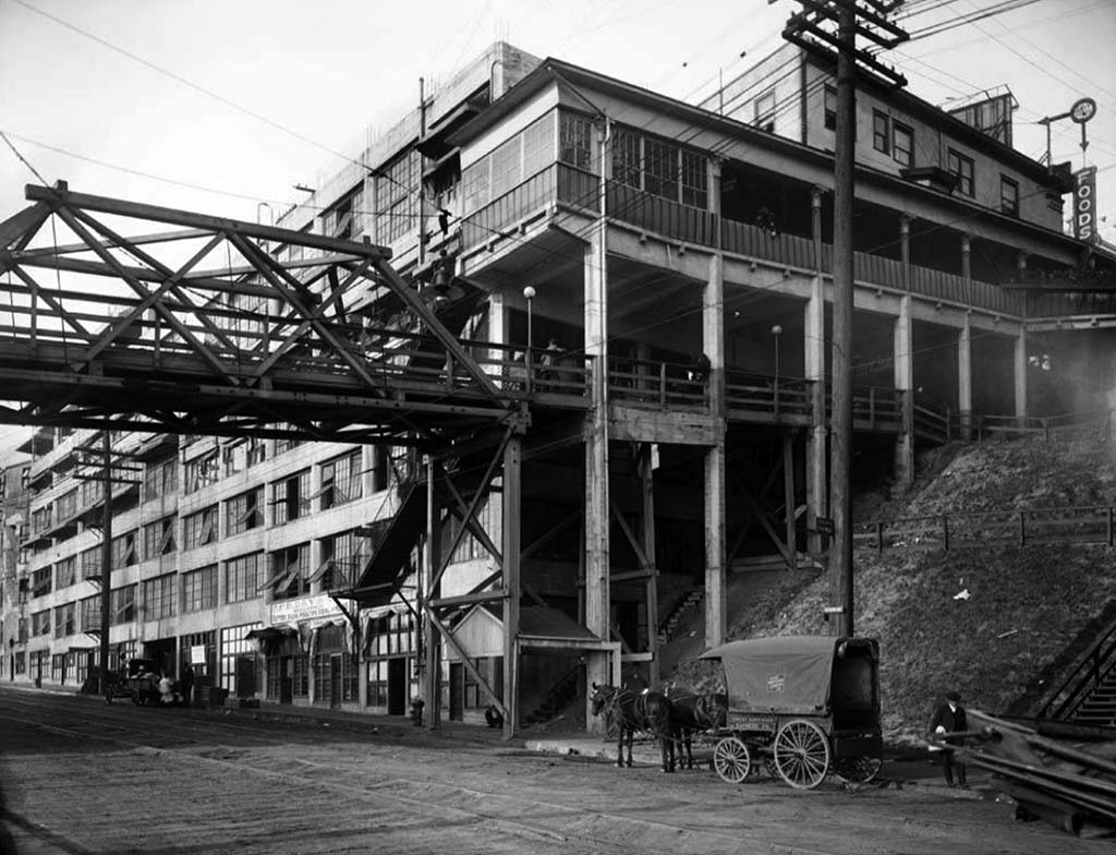 HistoryLink Tours — Flower Row, skybridge, LaSalle/Cliff House